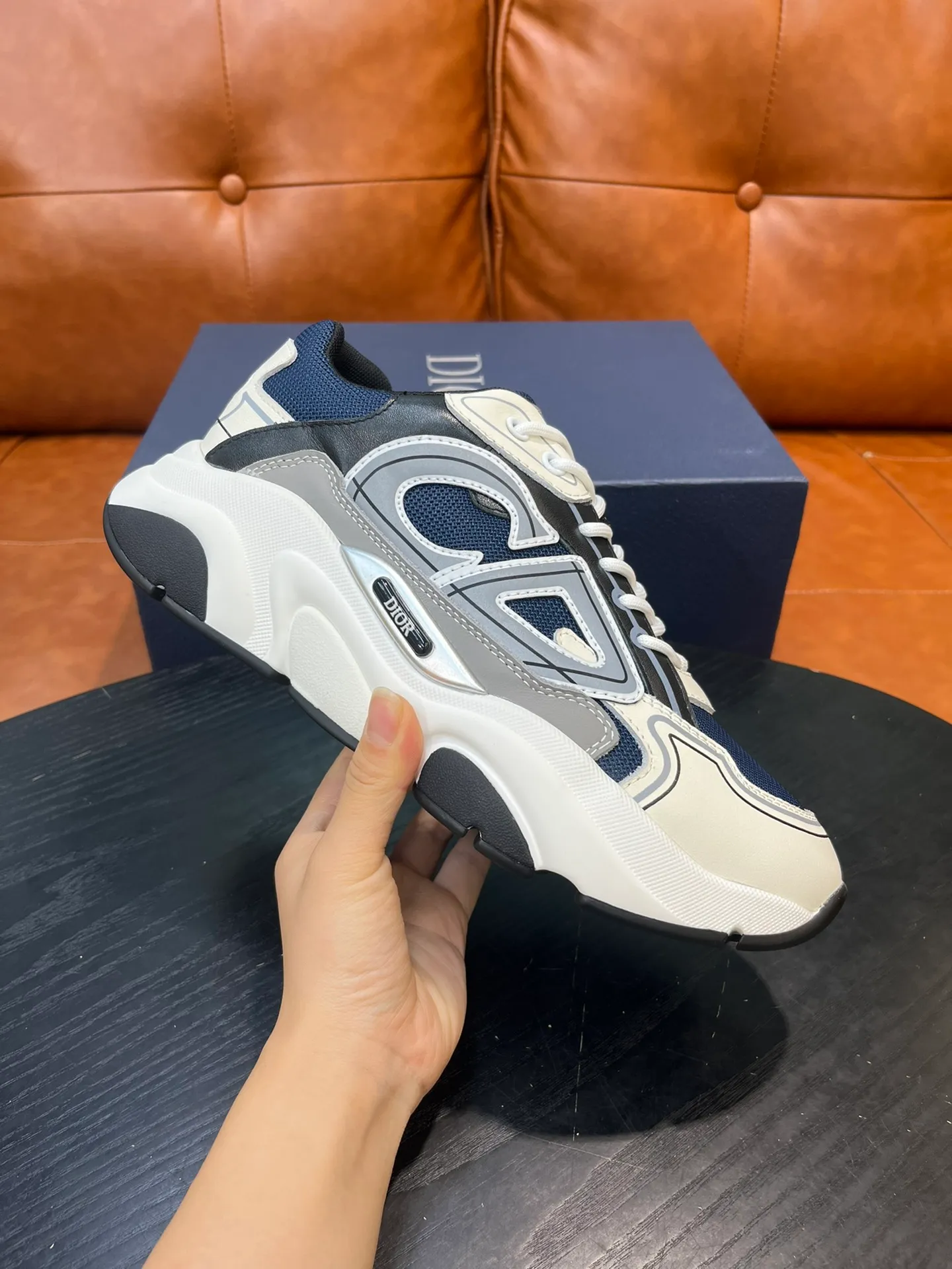 Factory price 540💰Dior B22 men's jogging fashion sneakers. This item draws inspiration from retro jogging shoes. It adopts a thick low-top design, with an upper made of leather and mesh fabric, and a black and white engraved rubber sole. Decorated with an embossed "CD" logo on the side. Code number: 39-44